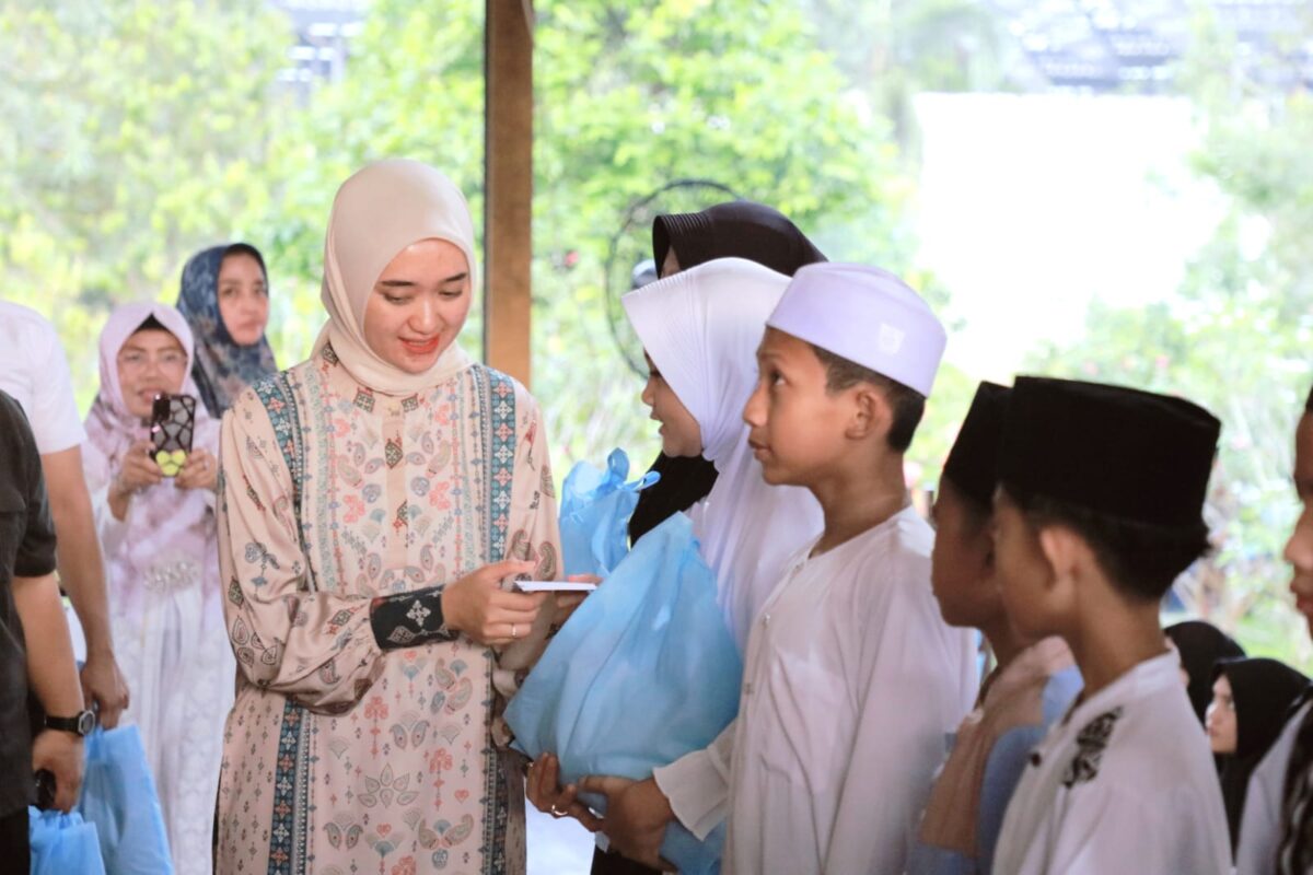 Wakil Gubernur Lampung Jihan Nurlela, yang juga Ketua Umum Lembaga Koordinasi Kesejahteraan Sosial (LKKS) Provinsi Lampung, menggelar Safari Ramadan dan buka puasa bersama anak-anak panti asuhan binaan LKKS di Agropark PKK, Lampung Selatan, Rabu (25/2/2026). Dok. ADPIM Lampung
