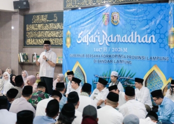 Gubernur Lampung Rahmat Mirzani Djausal mengajak masyarakat Kota Bandar Lampung untuk terus menumbuhkan semangat gotong royong saat kegiatan Safari Ramadan 1447 Hijriah di Masjid Jami' Al-Muballigh, Bandar Lampung, Rabu, 25 Februari 2026. Dok. ADPIM Lampung