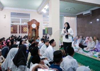 Walikota Bandar Lampung Eva Dwiana menyampaikan sambutan saat kegiatan Safari Ramadan 1447 Hijriah di Masjid Jami' Al-Muballigh, Bandar Lampung, Rabu, 25 Februari 2026. Dok. ADPIM Lampung