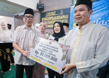 Gubernur Lampung, Rahmat Mirzani Djausal bersama Walikota Bandar Lampung, Eva Dwiana menyampaikan santunan dan bantuan dana hibah untuk pembangunan masjid saat kegiatan Safari Ramadan 1447 Hijriah di Masjid Jami' Al-Muballigh, Bandar Lampung, Rabu, 25 Februari 2026. Dok. ADPIM Lampung