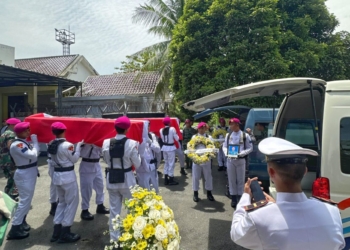 Asisten Bidang Pemerintahan dan Kesejahteraan Rakyat Provinsi Lampung Muhammad Firsada mewakili Gubernur Lampung hadir melayat ke rumah duka almarhum Kopda Marinir (Anm) Muhammad Mahfudi, anggota Korps Marinir TNI AL yang menjadi korban bencana longsor di wilayah Jawa Barat, Sabtu (28/02/2026). Dok Adpim Lampung