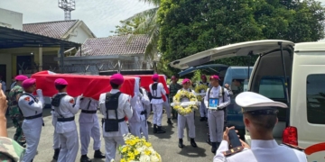 Asisten Bidang Pemerintahan dan Kesejahteraan Rakyat Provinsi Lampung Muhammad Firsada mewakili Gubernur Lampung hadir melayat ke rumah duka almarhum Kopda Marinir (Anm) Muhammad Mahfudi, anggota Korps Marinir TNI AL yang menjadi korban bencana longsor di wilayah Jawa Barat, Sabtu (28/02/2026). Dok Adpim Lampung