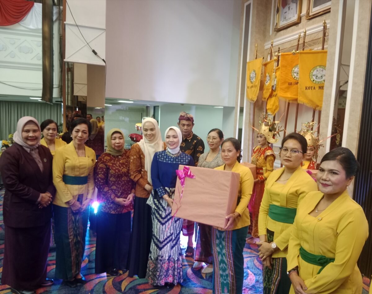 Ketua TP PKK Provinsi Lampung Purnama Wulan Sari Mirza menyerahkan hadiah kepada anggota WHDI Lampung di Balai Keratun Bandar Lampung, Sabtu (14/2). (IST)