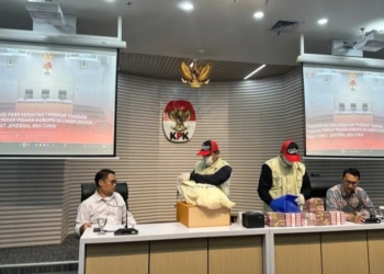 Pelaksana Tugas Deputi Penindakan dan Eksekusi Komisi Pemberantasan Korupsi Asep Guntur Rahayu (kiri) bersama Juru Bicara KPK Budi Prasetyo (kanan) menampilkan barang bukti kasus dugaan suap dan gratifikasi terkait importasi barang pada lingkungan Direktorat Jenderal Bea dan Cukai Kementerian Keuangan, di Gedung Merah Putih KPK, Jakarta, Kamis (5/2/2026). (ANTARA/Rio Feisal)