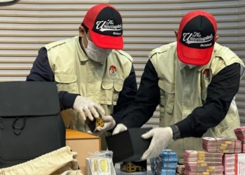 Dua petugas Komisi Pemberantasan Korupsi menyusun barang bukti kasus dugaan suap dan gratifikasi terkait importasi barang KW pada lingkungan Direktorat Jenderal Bea dan Cukai Kementerian Keuangan, di Gedung Merah Putih KPK, Jakarta, Kamis (5/2/2026). (ANTARA/Rio Feisal)