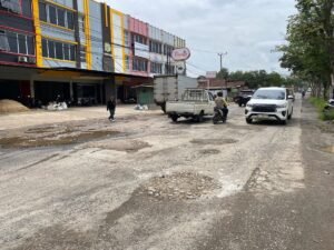 Lubang di Jalan Sudirman dan Soekarno-Hatta Kota Metro Ancam Pengendara