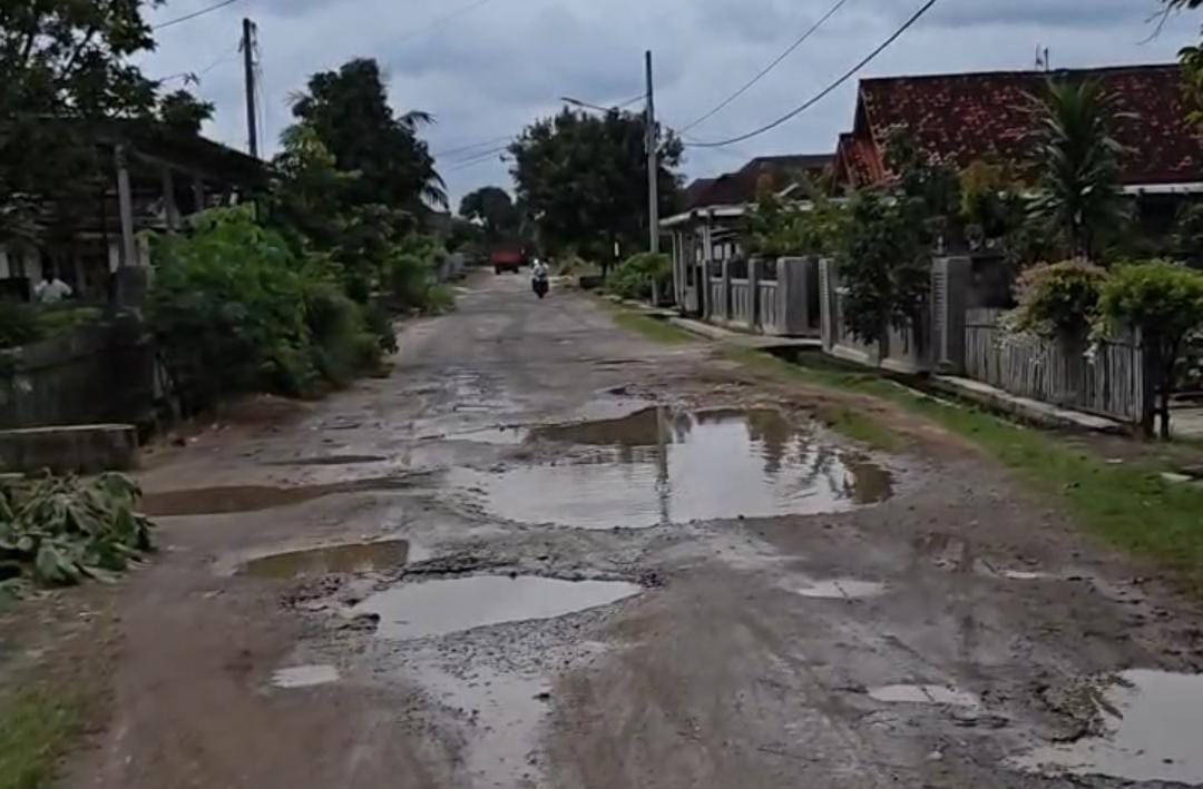 15 Tahun Jalan Poros Komering Agung Rusak, Warga Tagih Janji Pembangunan