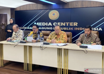 Juru Bicara Mahkamah Agung Yanto (kedua kiri) menyampaikan keterangan kepada pers mengenai hakim dan aparatur Pengadilan Negeri Depok diduga terlibat korupsi di Media Center MA, Jakarta, Senin (9/2/2026). (ANTARA/Fath Putra Mulya)