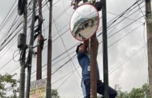 Mahasiswa KKN Unila Pasang Kaca Cembung di Campang Jaya