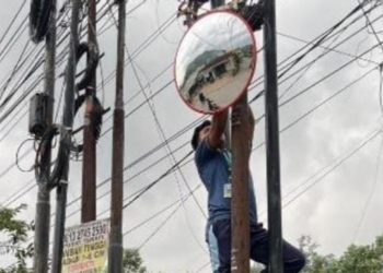 Mahasiswa KKN Unila Pasang Kaca Cembung di Campang Jaya