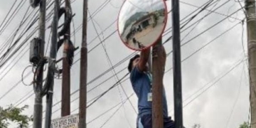 Mahasiswa KKN Unila Pasang Kaca Cembung di Campang Jaya