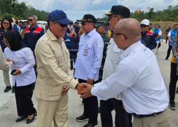 TNI Angkatan Udara menggelar uji coba pendaratan pesawat tempur di ruas Tol Trans Sumatera, Lampung, Rabu. Dua pesawat tempur, Super Tucano dan F-16, sukses mendarat dan lepas landas dengan aman.