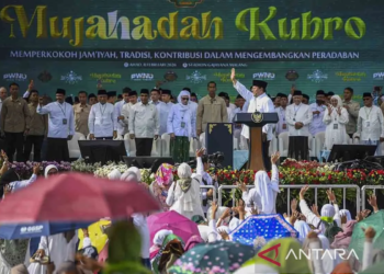Presiden Prabowo Subianto saat menghadiri Mujahadah Kubro Satu Abad Nahdlatul Ulama di Stadion Gajayana, Malang, Jawa Timur, Minggu (8/2). Antara
