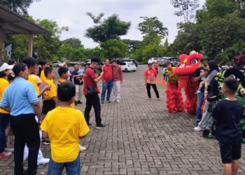 Pengunjung berfoto bersama barongsai usai pertunjukan di Lembah Hijau, Selasa, 17 Februari 2026. Lampost.co