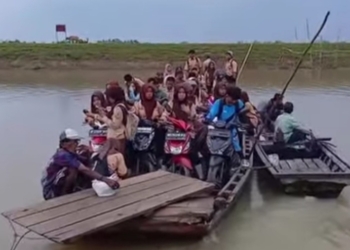 Anak-anak sekolah menaiki perahu karena keterbatasan akses penyeberangan di Desa Kalipasir, Kecamatan Way Bungur, Kabupaten Lampung Timur yang ramai menjadi sorotan. Foto: Tangkapan Video Warga
