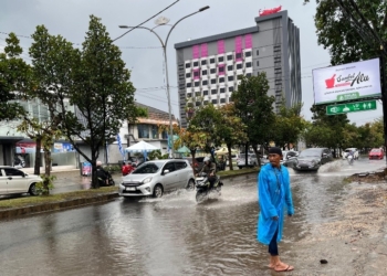 Jalan Sultan Agung Bandar Lampung tergenang banjir karena hujan deras yang mengguyur, Sabtu, 28 Februari 2026. Foto: Lampost.co / Fauzan