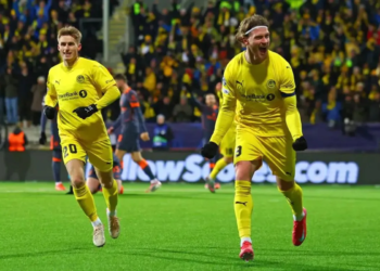 Selebrasi Kasper Hogh (kanan)