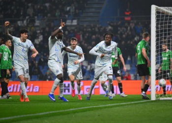 Selebrasi Yann Bisseck (kanan)