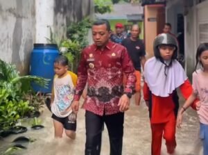 Banjir Rendam Pringsewu, Bupati Riyanto Turun Langsung Telusuri Drainase Tersumbat