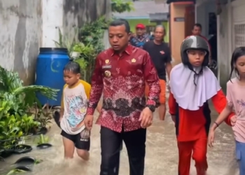 Bupati Pringsewu Riyanto Pamungkas didampingi Sekretaris Daerah M. Andi Purwanto serta sejumlah kepala perangkat daerah terkait meninjau lokasi banjir. Dok/Istimewa