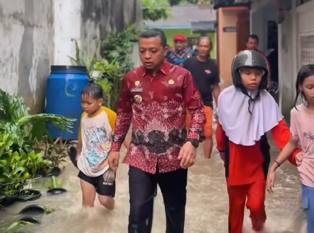 Bupati Pringsewu Riyanto Pamungkas didampingi Sekretaris Daerah M. Andi Purwanto serta sejumlah kepala perangkat daerah terkait meninjau lokasi banjir. Dok/Istimewa