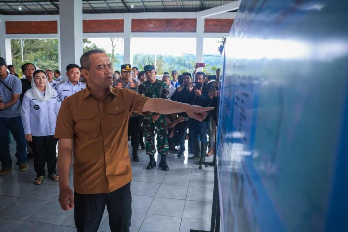 Gubernur Jawa Tengah Ahmad Luthfi saat meresmikan hasil preservasi Jalan Randudongkal–Moga dan Jalan Pemalang–Bantarbolang pada Rabu, 18 Februari 2026.