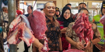 Gubernur Jawa Tengah Ahmad Luthfi bersama Bupati Semarang Ngesti Nugraha meninjau Pasar Projo Ambarawa, Kabupaten Semarang, pada Jumat, 20 Februari 2026.