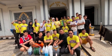 Manajemen dan karyawan hotel turun langsung melakukan aksi bersih-bersih di Masjid Babul Khair, Jalan Jend. Sudirman, Tanjung Raya, Kedamaian, Bandar Lampung pada 16 Februari 2026.