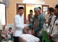 Wabup Lampura, Romli menyampaikan bantuan pemerintah daerah kepada warga membutuhkan saat safari ramadhan bersama masyarakat Bunga Mayang, Rabu, 25 Februari 2025. Dok/Dinas Kominfo Lampura.