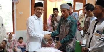 Wabup Lampura, Romli menyampaikan bantuan pemerintah daerah kepada warga membutuhkan saat safari ramadhan bersama masyarakat Bunga Mayang, Rabu, 25 Februari 2025. Dok/Dinas Kominfo Lampura.