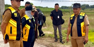 Bupati Lampung Timur Ela Siti Nuryamah menanggapi viralnya video pelajar dan warga yang menyeberangi sungai menggunakan perahu kecil di Desa Kali Pasir, Kecamatan Way Bungur.