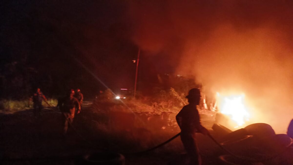 Kebakaran terjadi di lapak penampungan ban bekas di Jalan Yos Sudarso , Kelurahan Bumi Waras, Kecamatan Bumi Waras, Kota Bandar Lampung, Sabtu (28/2/2026) dini hari. Dok Polresta Bandar Lampung