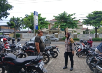 Polresta Bandar Lampung melalui kegiatan rutin Bhabinkamtibmas mengontrol area parkir di Jalan Endro Suratmi, Kelurahan Way Dadi, Kecamatan Sukarame, Bandar Lampung. Dok Polresta