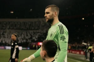 Maarten Paes Tampil Tangguh Saat Ajax Bungkam NAC Breda 2-0, NEC Tertahan di Markas Twente