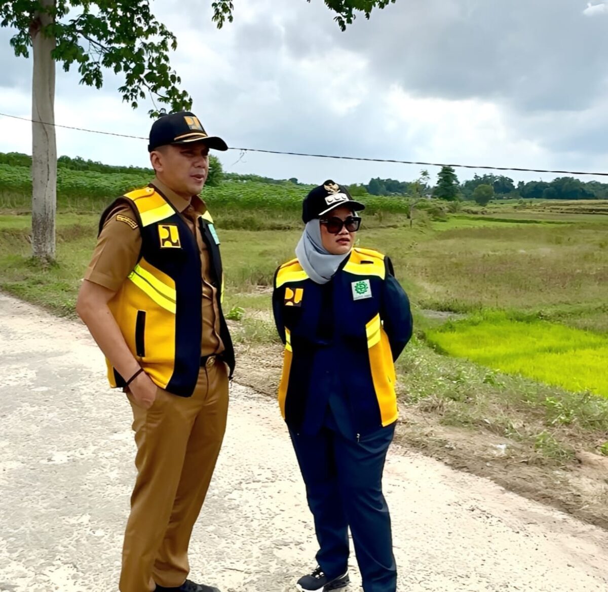 Jalan rusak yang tengah Viral di Kecamatan Purbolinggo, Kabupaten Lampung Timur, setelah warga melakukan settingan menyulapnya menjadi wahana wisata bertajuk ‘Telaga Sewu’.