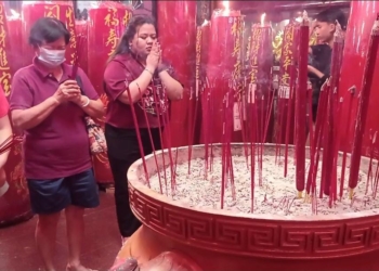 Suasana khidmat dan penuh harapan menyelimuti malam Tahun Baru Imlek di Wihara Thay Hin Bio, salah satu wihara tertua di Provinsi Lampung. Lampost.co/Andi Apriadi.