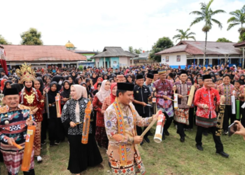 Bupati Lampung Barat Parosil Mabsus saat meresmikan alat Kekuhan sebagai sistem peringatan dini terhadap bencana berbasis kearifan lokal. ANTARA