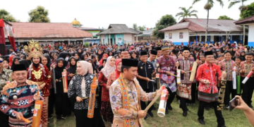 Bupati Lampung Barat Parosil Mabsus saat meresmikan alat Kekuhan sebagai sistem peringatan dini terhadap bencana berbasis kearifan lokal. ANTARA