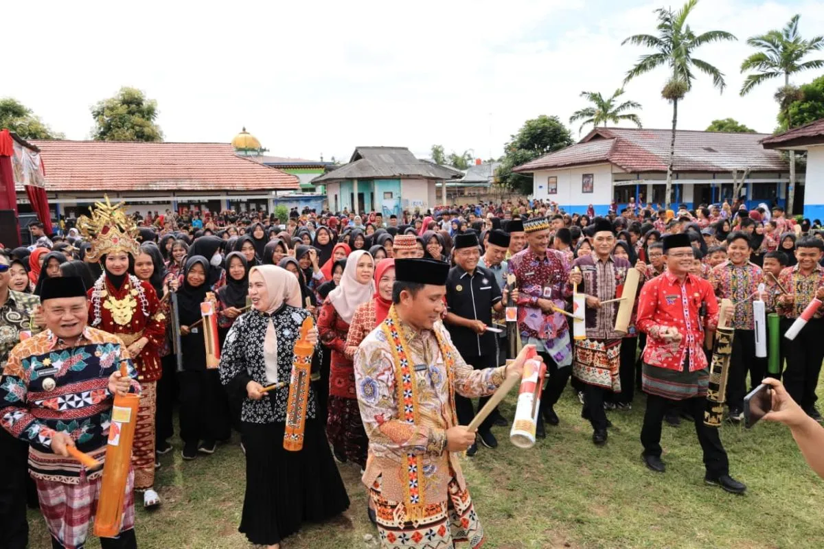 Bupati Lampung Barat Parosil Mabsus saat meresmikan alat Kekuhan sebagai sistem peringatan dini terhadap bencana berbasis kearifan lokal. ANTARA