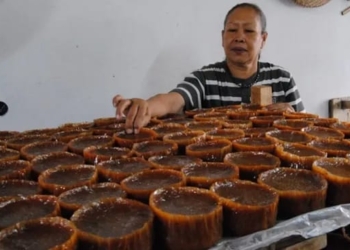 Perayaan Tahun Baru Imlek 2026 membawa berkah bagi para perajin kue keranjang di Bandar Lampung. Lampost.co/Umar Robbani.