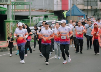 Gubernur Lampung, Rahmat Mirzana Djausal mengikuti kegiatan lari dalam rangka HUT Bank Lampung ke-60.Dok Bank Lampung.