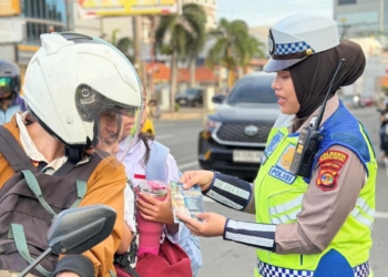 Satlantas Polresta Bandar Lampung menggelar sosialisasi kepada para pengendara kendaraan bermotor saat Operasi Keselamatan Krakatau 2026 di Tugu Adipura, Bandar Lampung, Selasa, 3 Februari 2026. Dok Tribratanews Resta Bandar Lampung