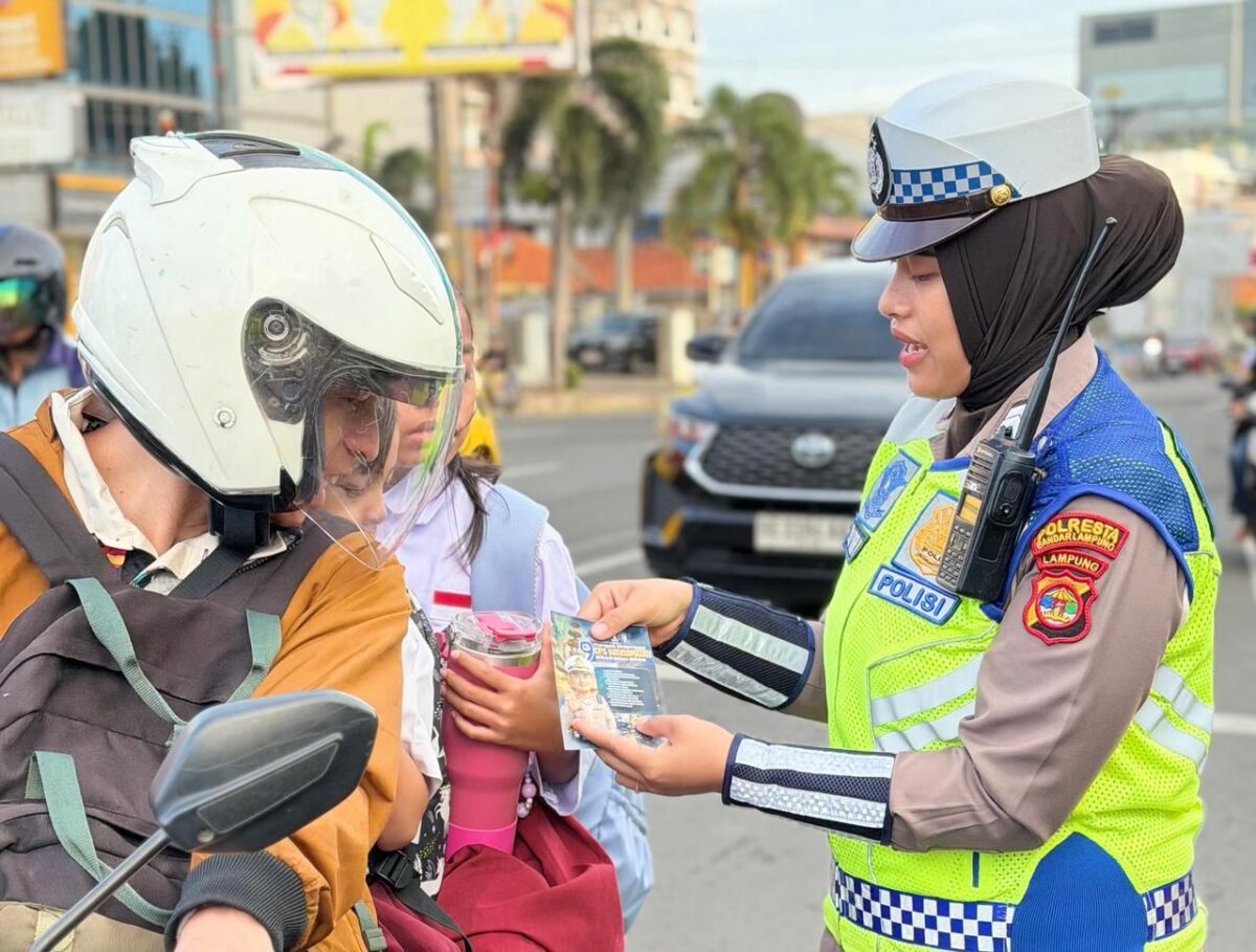 Satlantas Polresta Bandar Lampung menggelar sosialisasi kepada para pengendara kendaraan bermotor saat Operasi Keselamatan Krakatau 2026 di Tugu Adipura, Bandar Lampung, Selasa, 3 Februari 2026. Dok Tribratanews Resta Bandar Lampung