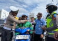 Satlantas Polresta Bandar Lampung memberikan hadiah berupa helm dan coklat kepada pengendara yang tertib berlalu lintas saat pelaksanaan Operasi Keselamatan Krakatau 2026, Selasa, 3 Februari 2026. Dok Tribratanews Resta Bandar Lampung
