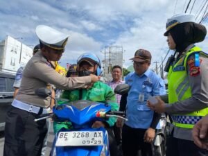 Polresta Bandar Lampung Beri Reward untuk Pengendara Tertib