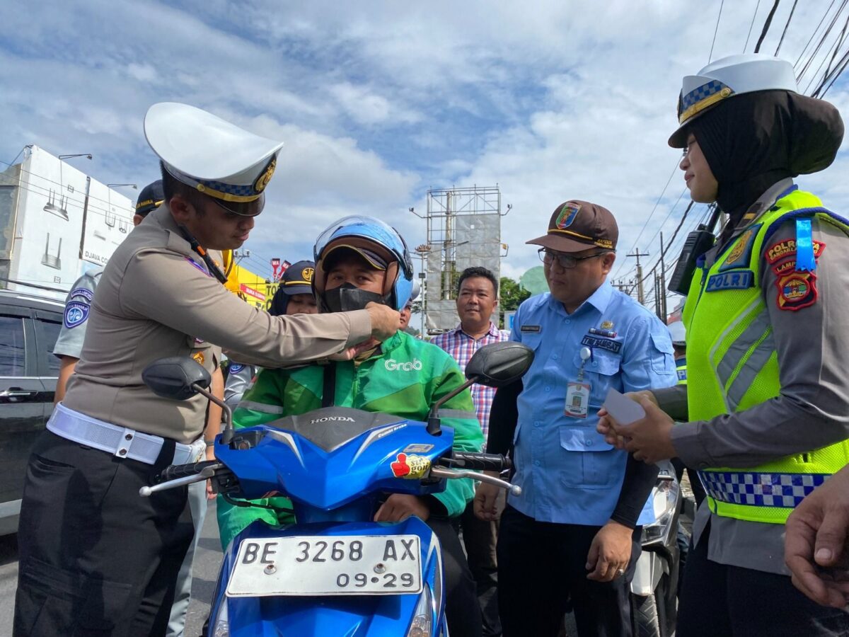 Satlantas Polresta Bandar Lampung memberikan hadiah berupa helm dan coklat kepada pengendara yang tertib berlalu lintas saat pelaksanaan Operasi Keselamatan Krakatau 2026, Selasa, 3 Februari 2026. Dok Tribratanews Resta Bandar Lampung