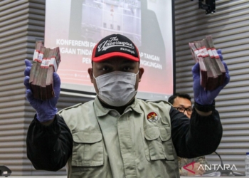 Petugas KPK menunjukkan barang bukti uang tunai dalam Operasi Tangkap Tangan (OTT) di Pengadilan Negeri Depok, di Gedung Merah Putih KPK, Jakarta, Jumat (6/2/2026) malam. ANTARA FOTO/Darryl Ramadhan