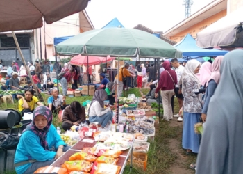Suasana Pasar Rabu yang berlokasi di Kampung Baru, Jalan Bumi Manti I, Kecamatan Labuhanratu, Kampungbaru, Bandar Lampung, baru-baru ini. Pasar tersebut beroperasi setiap Rabu sore. (LAMPUNG POST/INTAN)