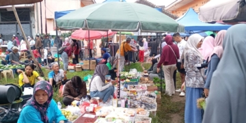Suasana Pasar Rabu yang berlokasi di Kampung Baru, Jalan Bumi Manti I, Kecamatan Labuhanratu, Kampungbaru, Bandar Lampung, baru-baru ini. Pasar tersebut beroperasi setiap Rabu sore. (LAMPUNG POST/INTAN)
