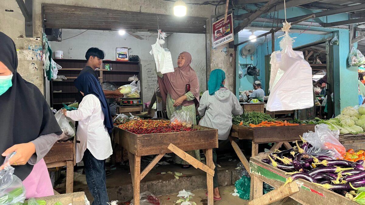 Harga Cabai dan Bawang di Pasar Tempel Waydadi Mengalami Penurunan